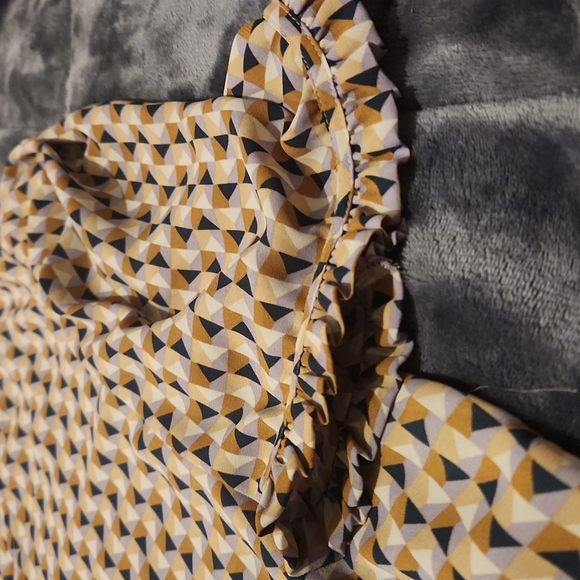 Multi dimensional blouse - Picture 3 of 4